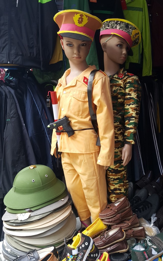 roupa militar infantil no Vietnã @pratserie